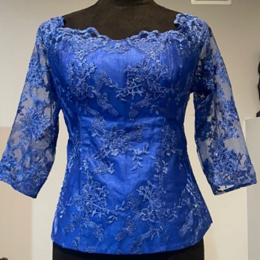 Elegant Blue Lace Women's Top

G5 0226 - Picture 2 of 3